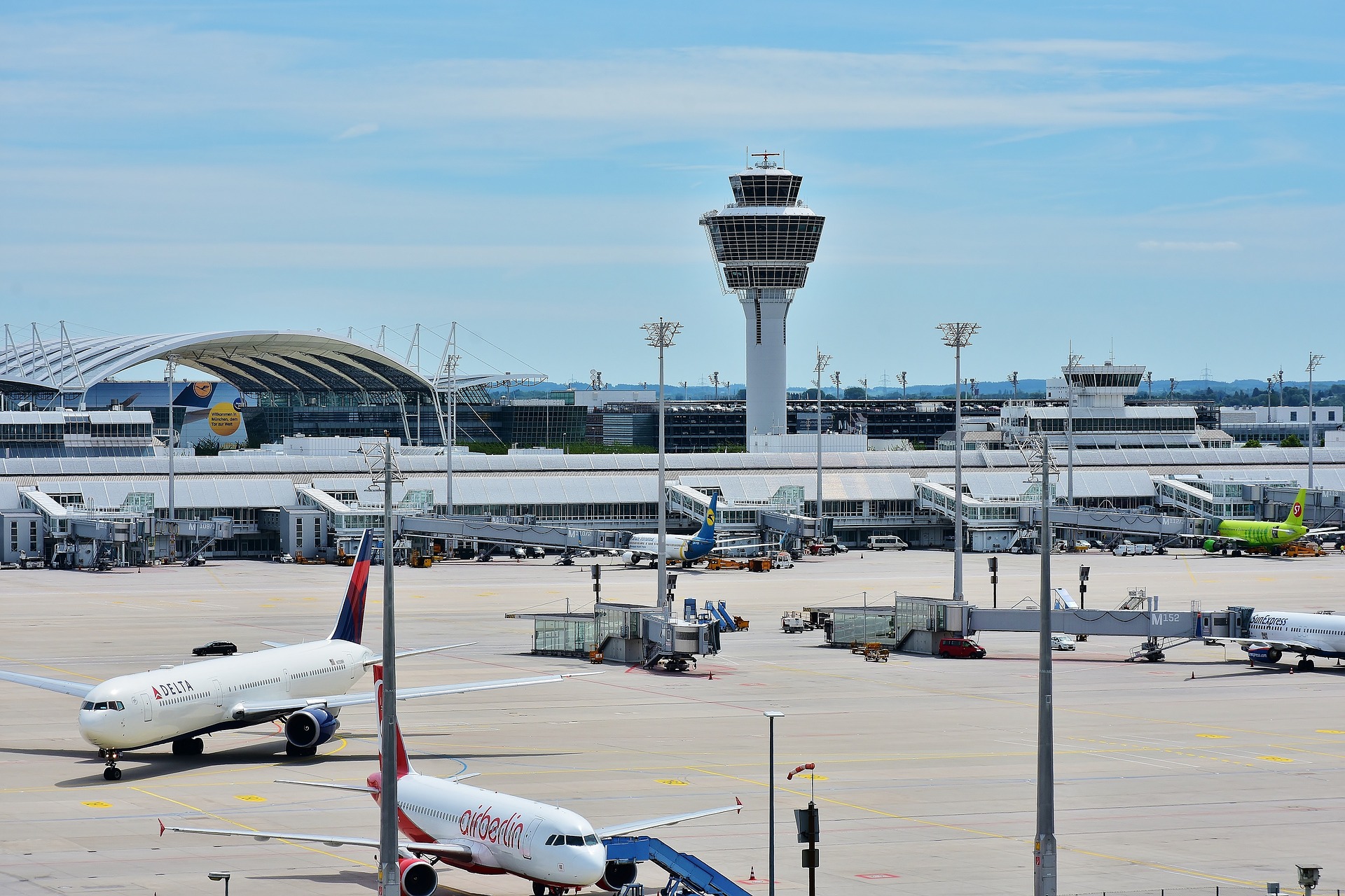 airport-2384837_1920